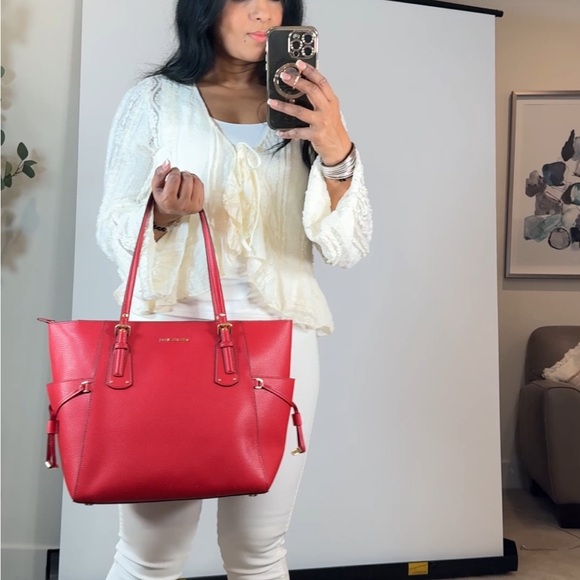 MICHAEL KORS VOYAGER EAST WEST MK SIGNATURE TOTE SHOULDER BAG - Picture 4 of 17